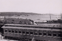 La nave Alice e le vetture ferroviarie alloggio degli equipaggi durante la sosta a Shoal Harbour, luglio/agosto 1933.